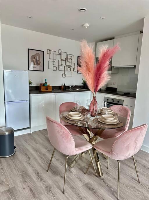 Central Derby Urban 2 Bedroom Flat - An Oasis Of Elegance! Free Parking And Wifi Suitable For Families And Professionals Экстерьер фото